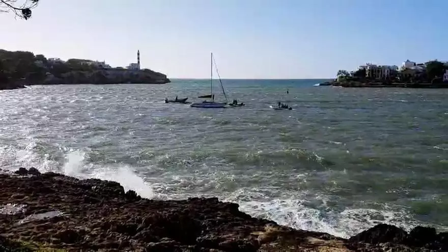 VÍDEO | Remolcan a un velero a la costa en Portocolom cuando era arrastrado por las olas mar adentro
