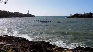 Tres zodiac remolcan a un velero a puerto en Portocolom cuando era arrastrado por las olas mar adentro