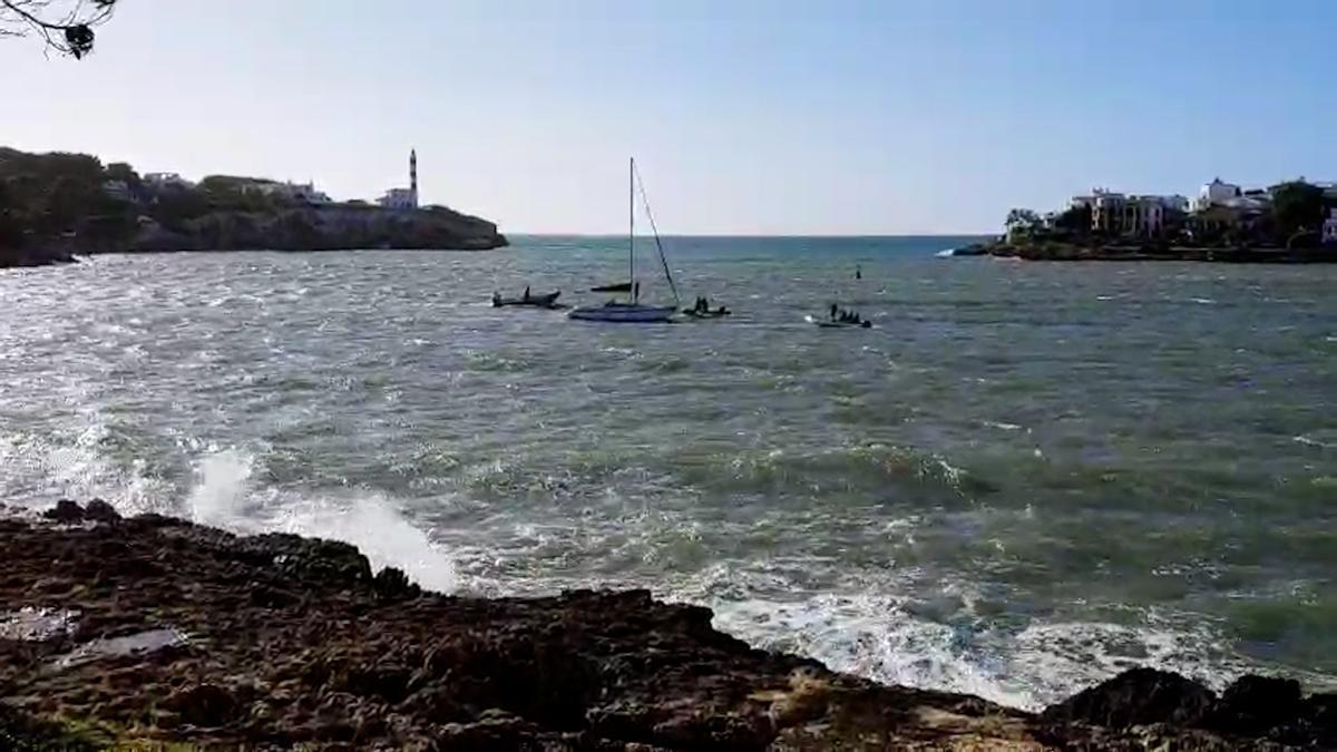 VÍDEO | Remolcan a un velero a la costa en Portocolom cuando era arrastrado por las olas mar adentro