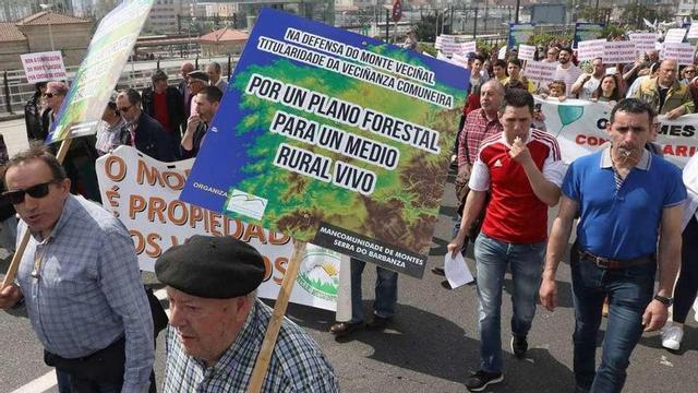 Manifestantes saliendo de la estación de Santiago ayer. // Xoán Álvarez