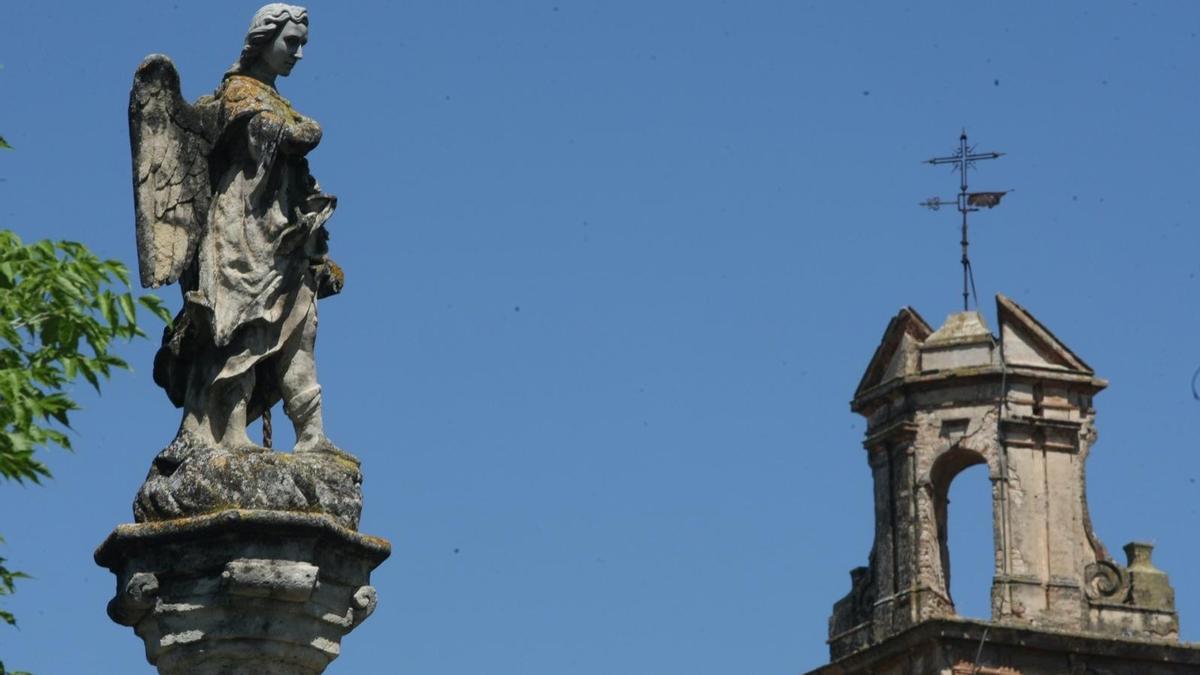 Estatua de San Rafael en la Puerta Nueva de Córdoba.