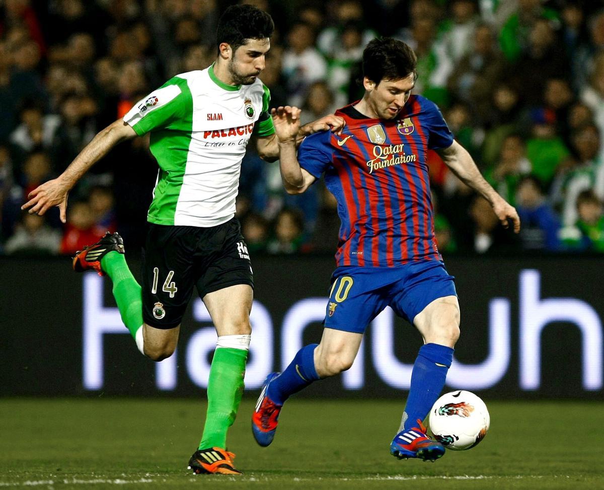 DEP129. SANTANDER, 11/03/2012.- El delantero argentino del FC Barcelona Lionel Messi (d) conduce el balón presionado por el defensa del Racing de Santander Álvaro González durante el partido, correspondiente a la vigésimo séptima jornada de Liga de Primera División, que disputan ambos equipos esta tarde en el estadio de El Sardinero. EFE/Alberto Aja. Fútbol, futbolistas, partidos, equipos Racing, FC Barcelona, temporada 11-12