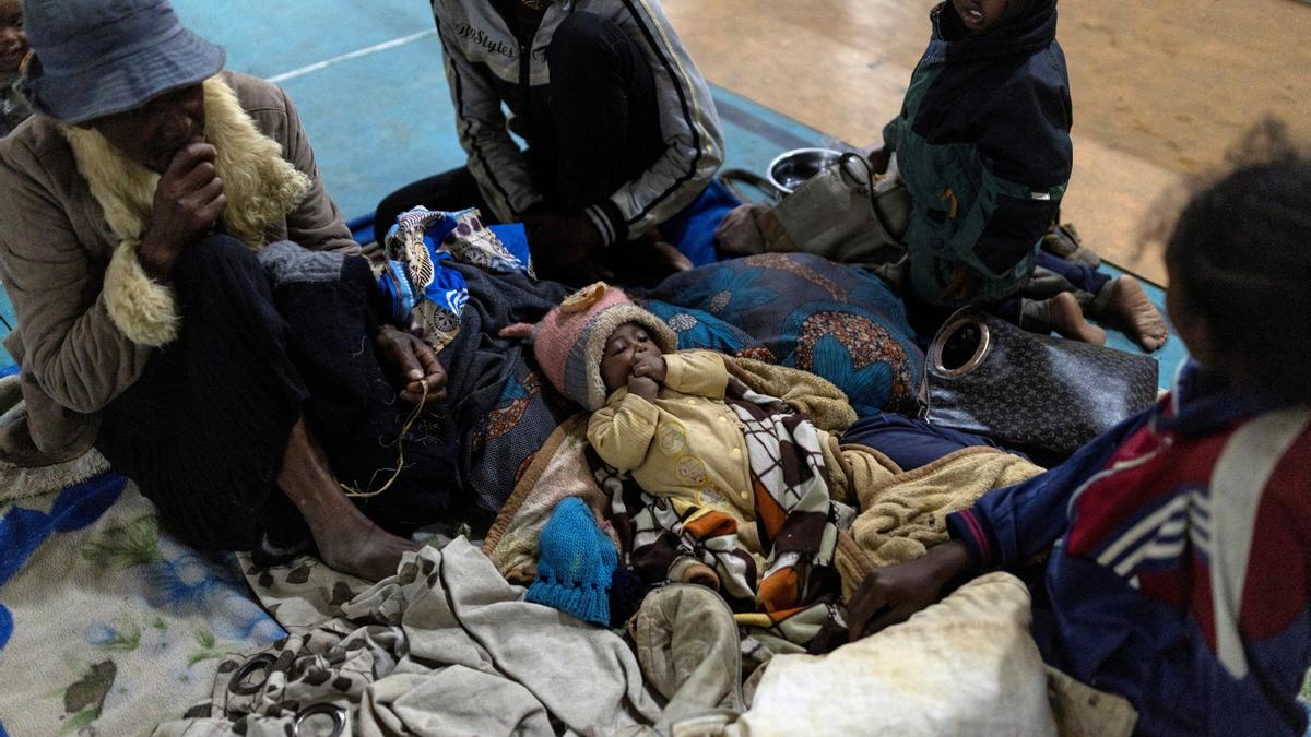 Un niño en un refugio de Madagascar desplazado por el ciclón Batsirai.