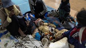 Un niño en un refugio de Madagascar desplazado por el ciclón Batsirai. 