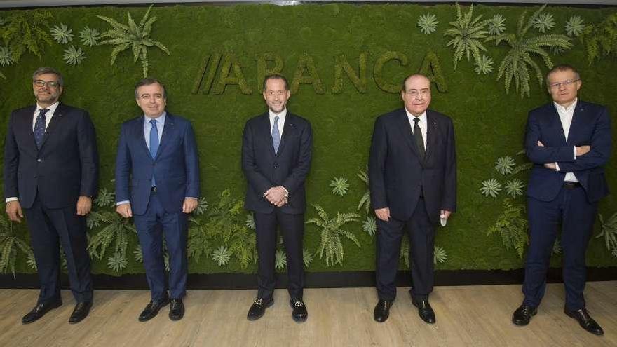 Desde la izda., el director ejecutivo de Medios de Pago y Consumo de Abanca, Jorge Martínez; el consejero delegado, Francisco Botas; el presidente, Juan Carlos Escotet; el director general de RSC y presidente de Afundación, Miguel Ángel Escotet, y el director general de Planificación Estratégica, Pedro Veiga.