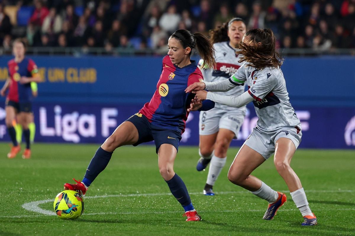 Aitana Bonmatí en una acción del Barça-Levante de la Liga F 2024/25