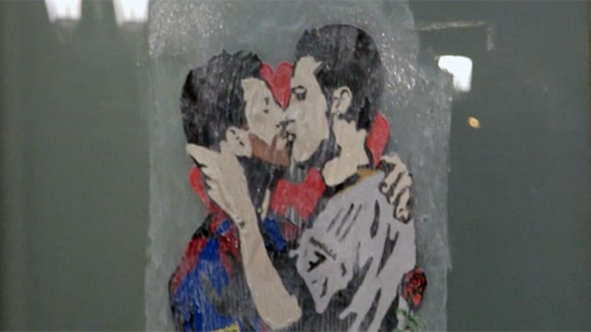 El graffiti de Leo Messi y Cristiano Ronaldo besándose antes del clásico que se jugará por Sant Jordi