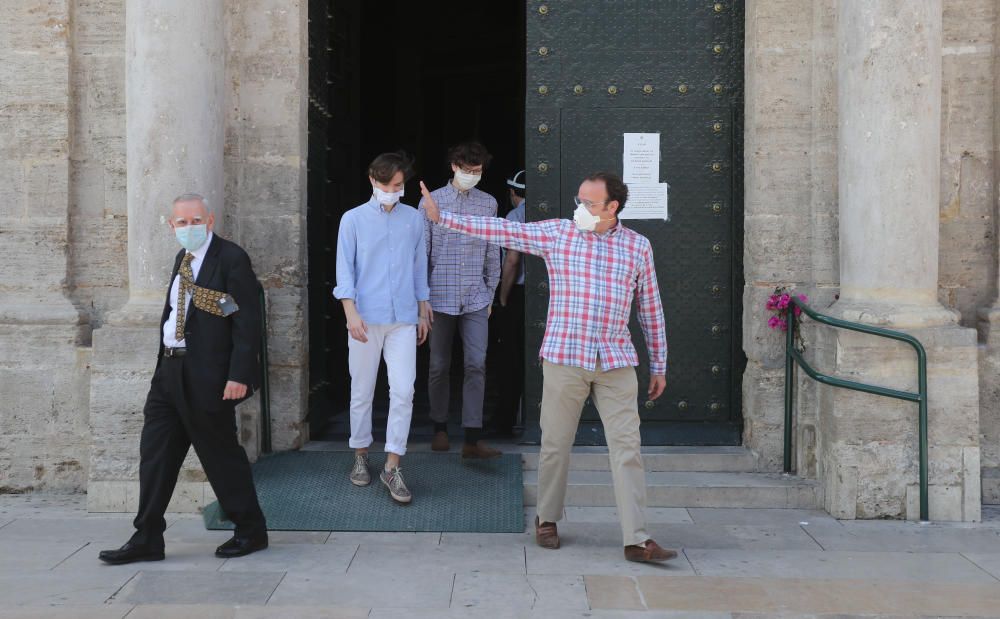 Puertas abiertas en la basílica el día de la festividad de la Virgen de los Desamparados.