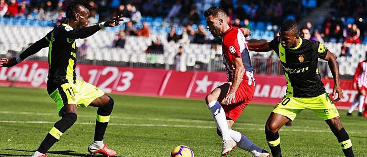 Lago y EstupiÃ±Ã¡n intentan cortar el avance de un jugador del AlmerÃ­a.