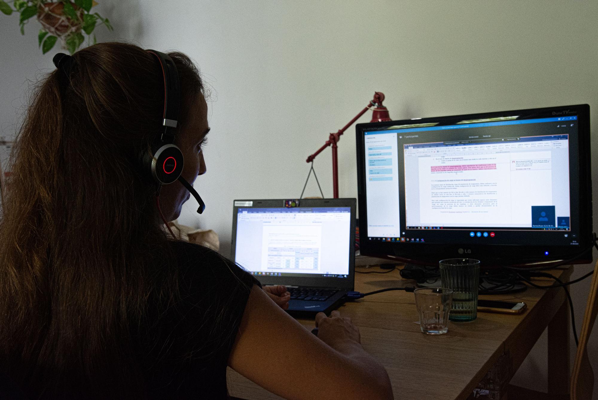 Mujer teletrabajando desde su casa en Barcelona en septiembre de 2020.