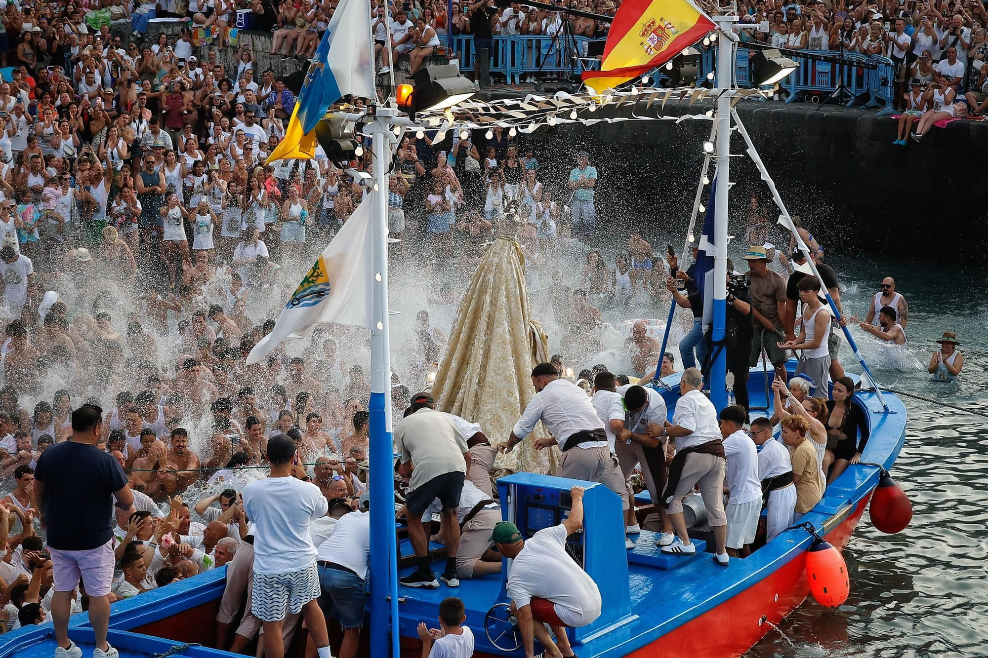 Embarcación de la Virgen del Carmen en el Puerto de la Cruz.