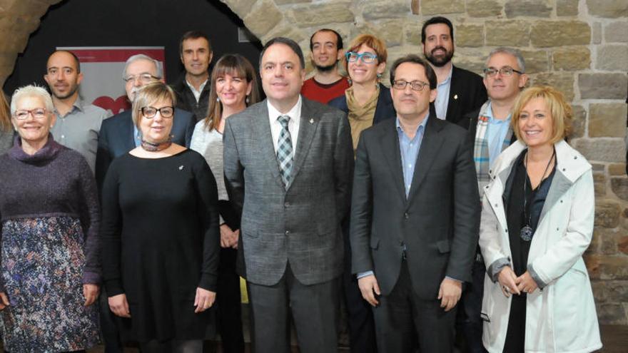 Foto de família del nou govern feta durant l&#039;acte de signatura de l&#039;acord.