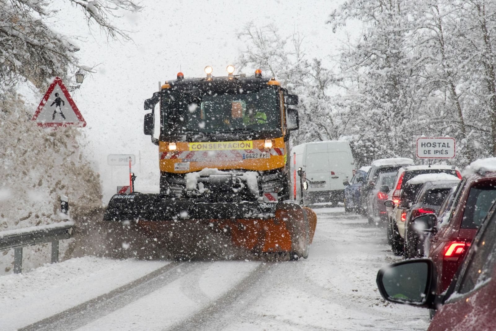 La nieve complica la circulación por las carreteras del norte de Aragón