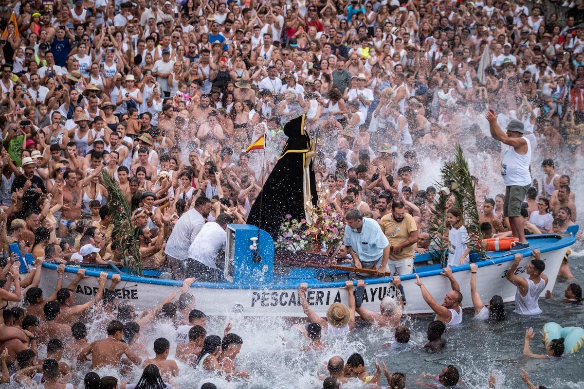 Entra corrent a una església de Tenerife i deixa un nen al costat de la verge durant una missa
