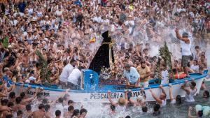 Entra corrent a una església de Tenerife i deixa un nen al costat de la verge durant una missa