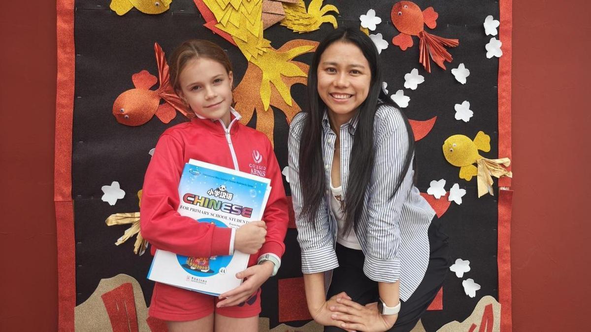 Vera Sanz, alumna del Colegio Arenas que representará a España en el concurso Puente a China, junto a su profesora de chino mandarín