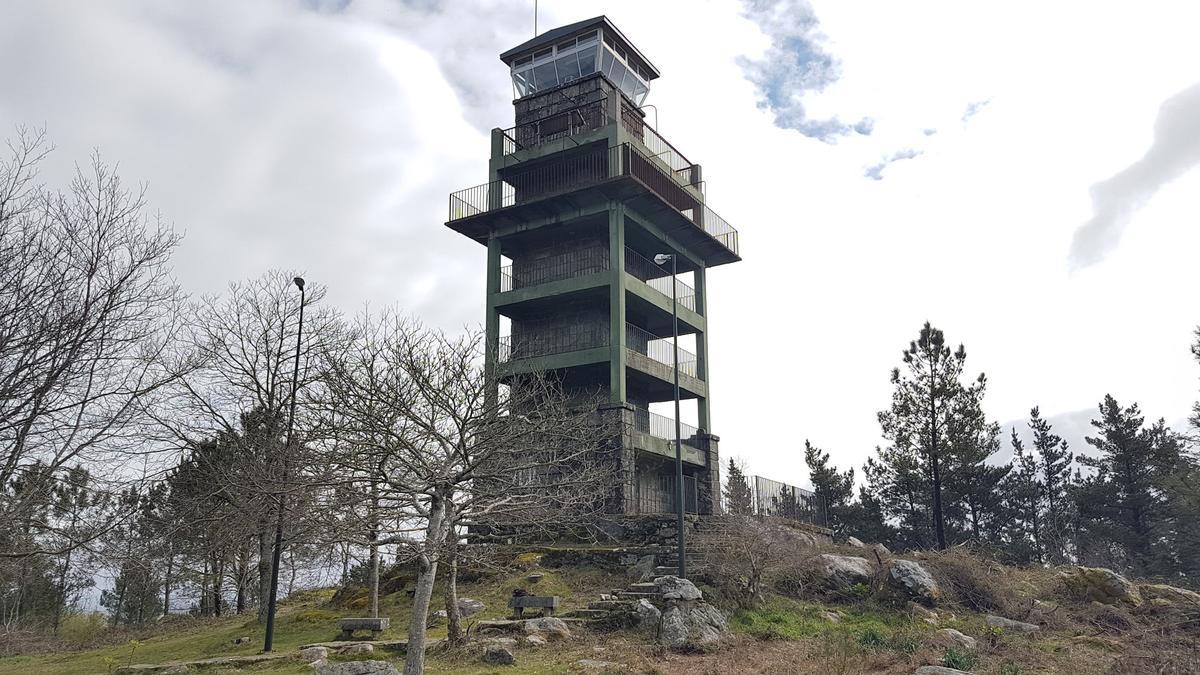 Vista de la torre de vigilancia ubicada en el mirador de Cotorredondo. / Alberto Blanco