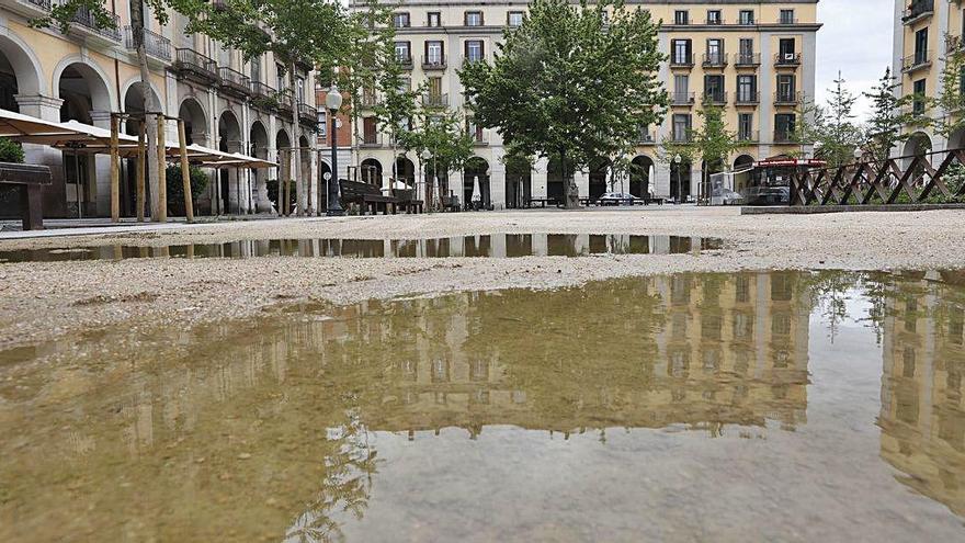 Un bassal a la plaça Independència de Girona per la pluja caiguda ahir.