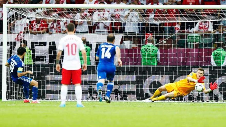 Tyton detiene un penalti en un partido de Eurocopa.