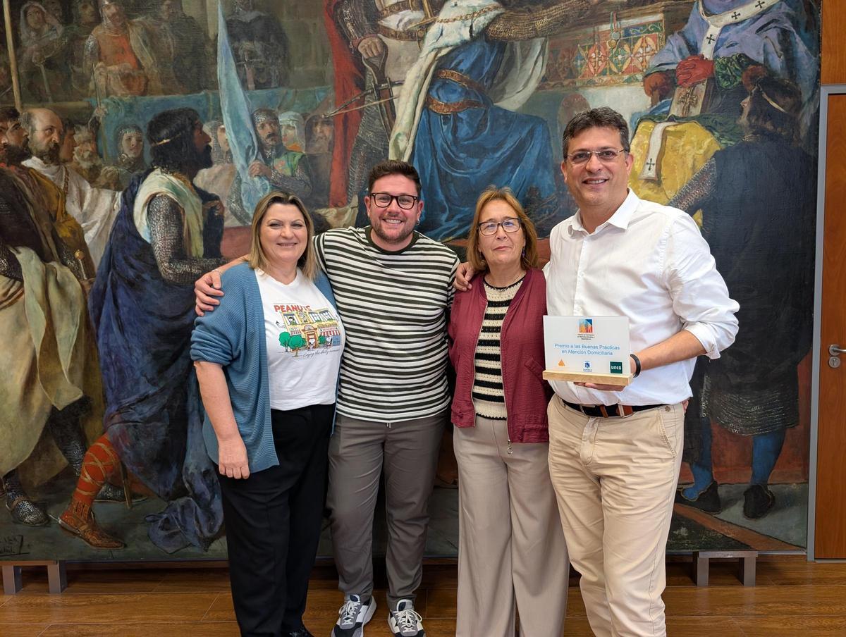 El alcalde y la concejala, con los responsables, muestran el premio.