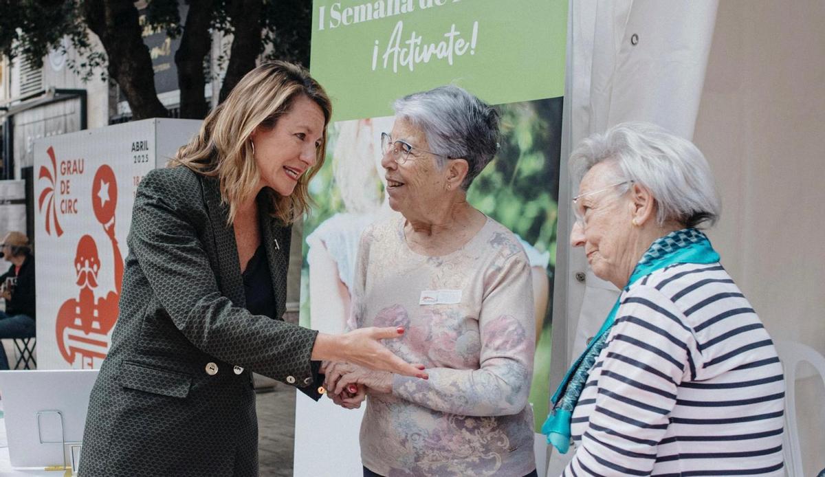 Carrasco, junto a unas vecinas de Castelló.