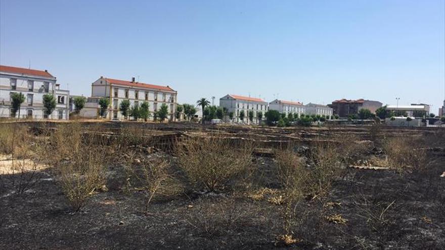 Un incendio asola casi todo el recinto del antiguo cuartel Hernán Cortés de Mérida