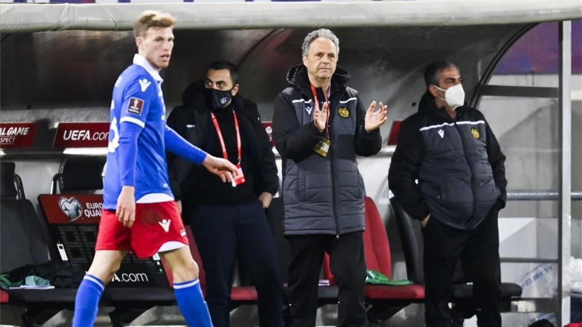 Joaquín Caparrós, animando a los suyos ante Islandia.