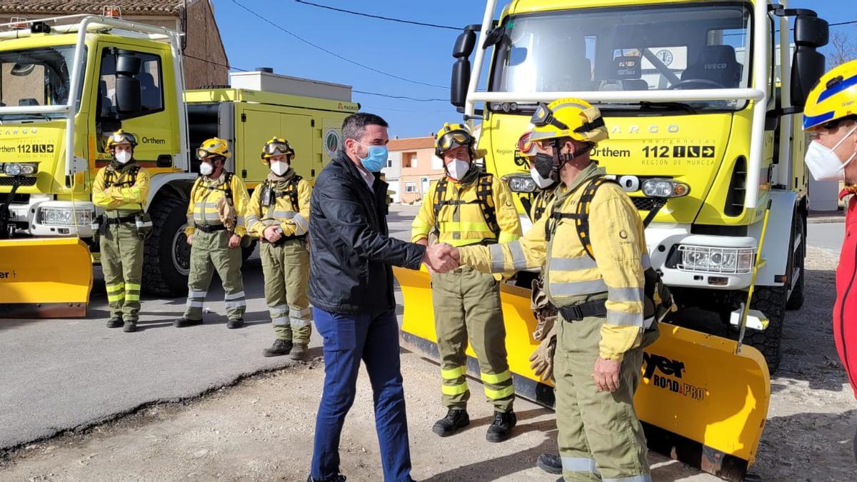 El consejero Antonio Luengo visitando las máquinas desplegadas en la pedanía moratallera de El Sabinar