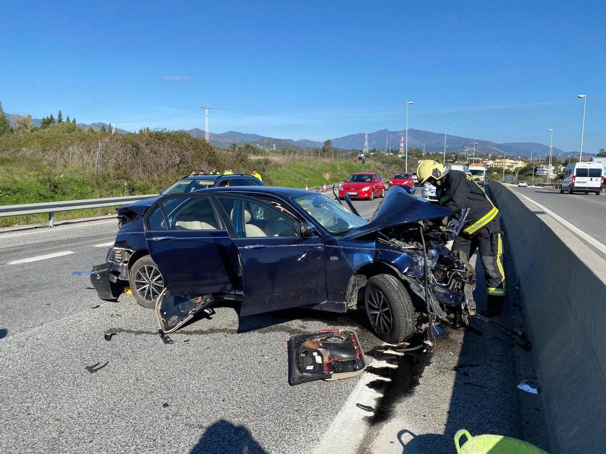 Un bombero en un accidente de tráfico en una carretera andaluza