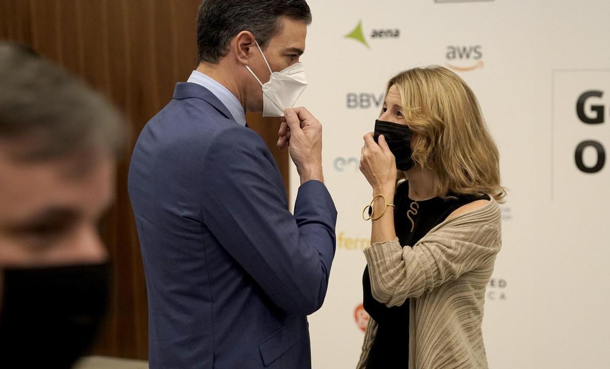 El presidente del Gobierno, Pedro Sánchez, y la vicepresidenta segunda, Yolanda Díaz, en el acto de Europa Press de este lunes. El presidente del Gobierno, Pedro Sánchez, y la vicepresidenta segunda, Yolanda Díaz, en el acto de Europa Press de este lunes.