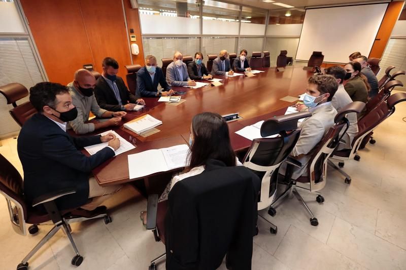 Reunión del concejal de Urbanismo de Santa Cruz, Carlos Tarife, con los representantes de los supermercados