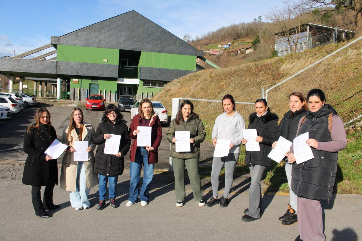 Madres de los alumnos del colegio Vega de Guceo, con las hojas de firmas contra el cierre de una unidad en el centro.
