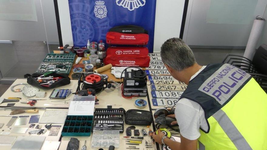 La Policía Nacional desarticula una organización dedicada a sustraer vehículos de alta gama y exportarlos del país con documentación y matrículas falsificadas