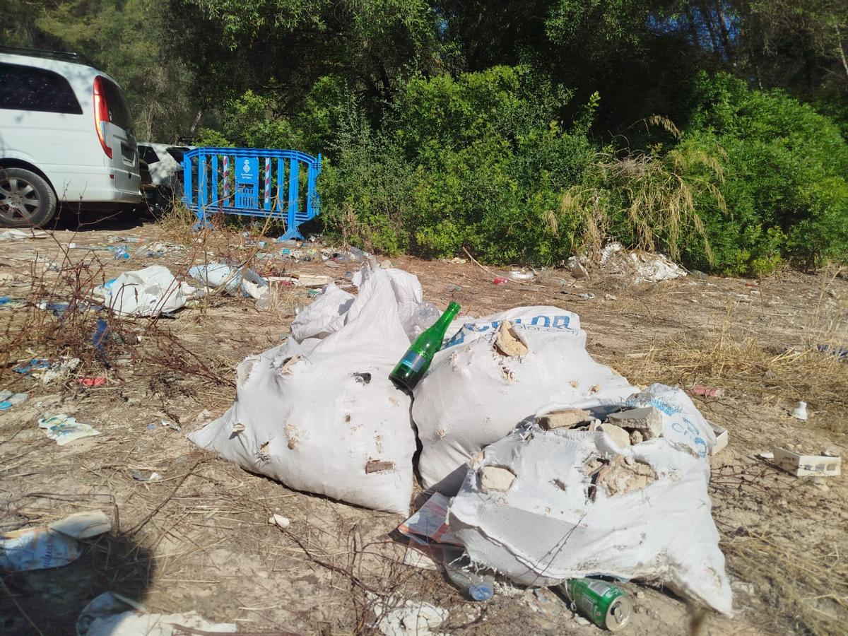 Denuncian suciedad y robos en un aparcamiento público junto a la playa de Cala Major