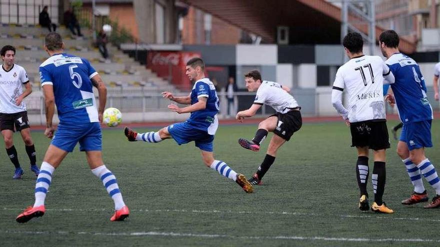 Diego busca la meta contraria desde fuera del área.