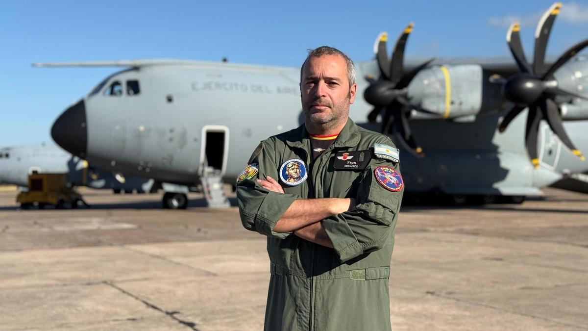 Francisco Hernando frente a un a400M.