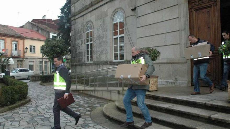 Registro en el Concello de Ponteareas en febrero de 2014 en el marco de la Operación Patos . // DP