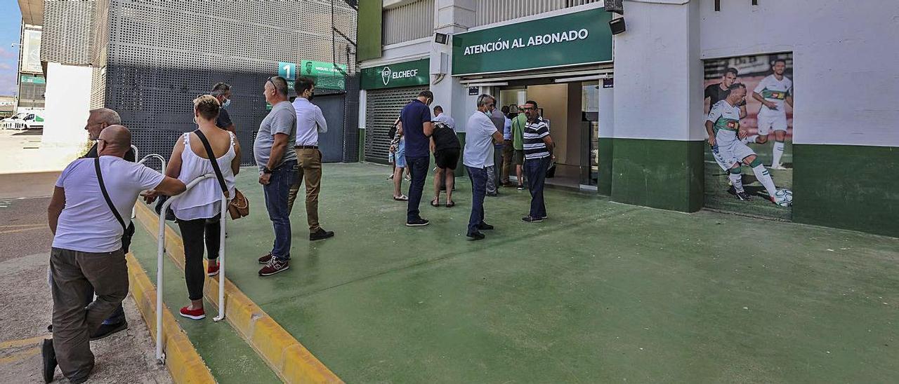 La cola ante el servicio de «Atención al abonado» se mantuvo durante casi todo el día de ayer. |