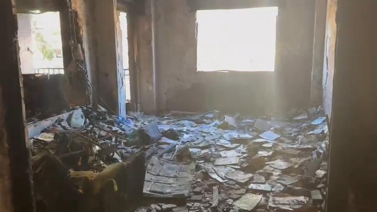 Todo calcinado y con el susto todavía en el cuerpo: entramos en el piso arrasado por el fuego en Toledo