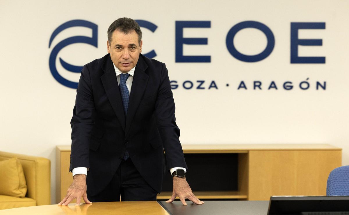 El nuevo presidente de CEOE Aragón, Benito Tesier, este martes en la sede de la patronal empresarial en Zaragoza.