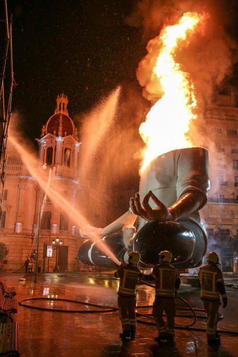 Así ha sido la cremà de la falla municipal