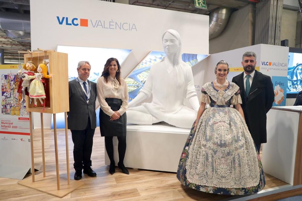 Consuelo y la corte visitan la Fábrica de Tapices y Fitur