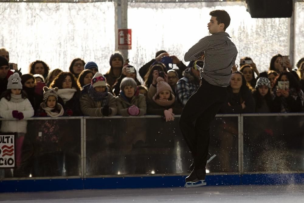 Exhibición de patinaje sobre hielo en la pista de Gijón