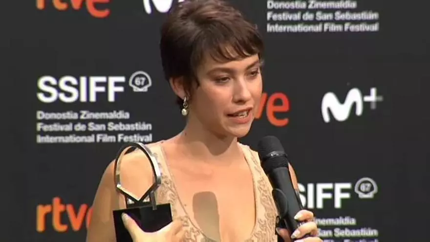 Greta Fernández alza la Concha de Plata a la mejor actriz del Festival de Cine de San Sebastián