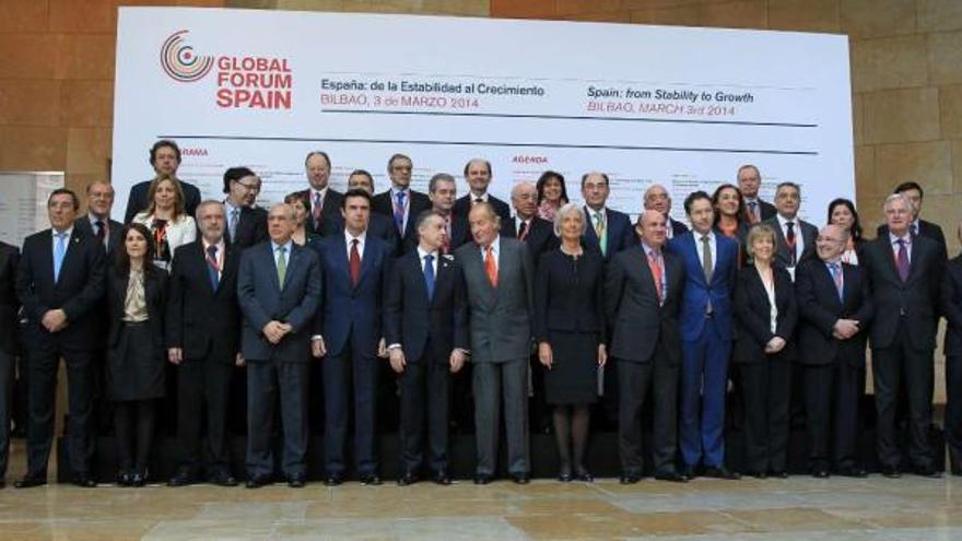 Foto de familia de la cumbre económica celebrada en Bilbao, con el Rey y Christine Lagarde en el centro. / alfredo aldai