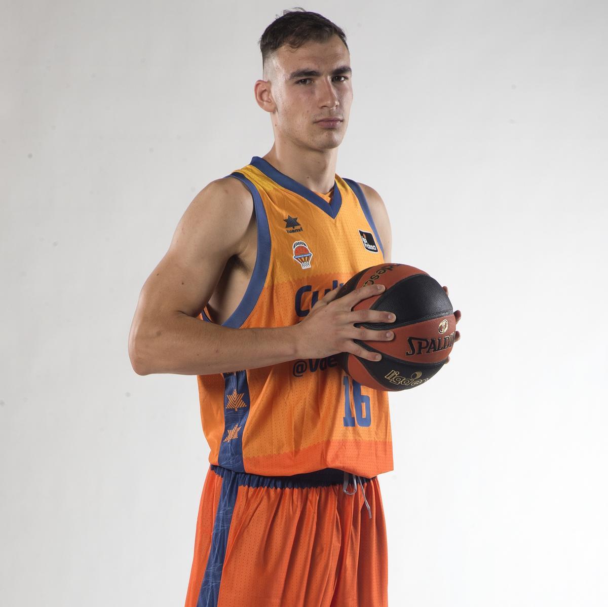 El riojano Millán Jiménez, escolta de 19 años, uno de los más firmes valores del baloncesto nacional