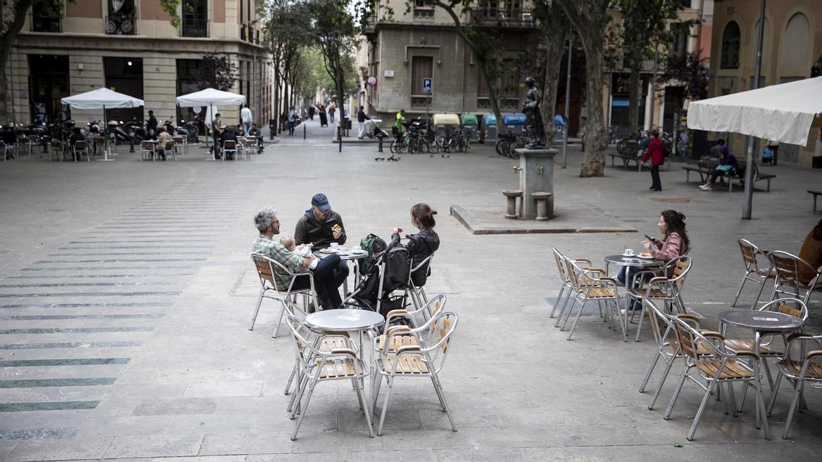 Terrazas en la plaza de la Virreina, en Gràcia, donde se ha denegado la ampliación temporal de mesas.