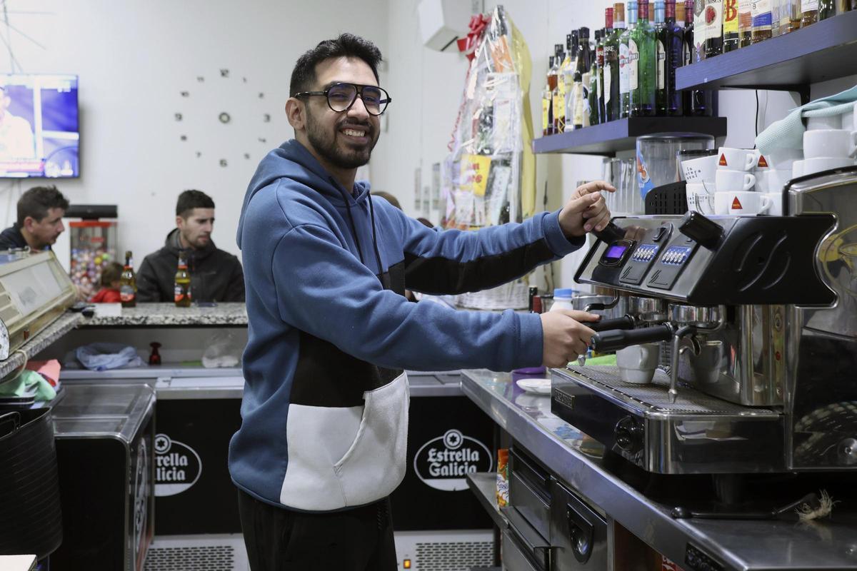 Roland Torres prepara un café en el bar de La Hiniesta.