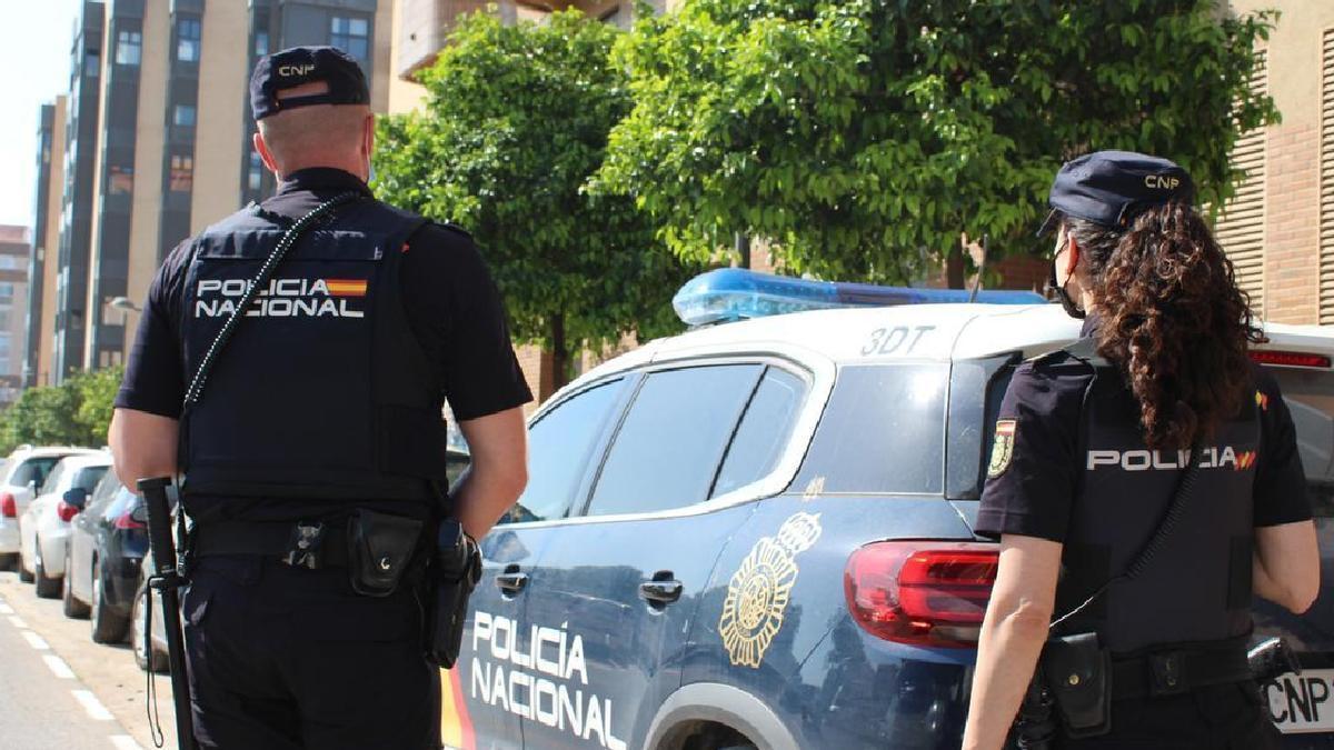Sucesos en Mallorca: Detenido un turista amenazar a su y atacar a la Policía con cuchillos en Manacor