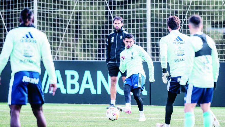 Orbelín Pineda golpea al balón en un reciente entrenamiento con el Celta en la ciudad deportiva.